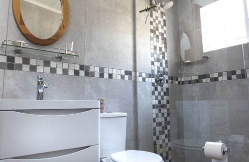 Greater Johannesburg Metropolitan Area Apartment | Springbank Guest Suite is adjoining the main house. Situated in Craighall Park.