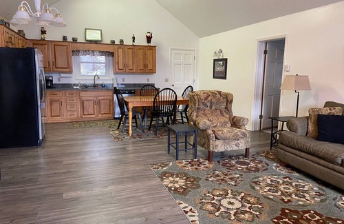 Canton Villa | Springdale Bluebird Villa Lodging
