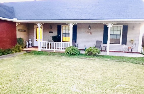 Springdale House | Springdale gem, centrally located, covered patio