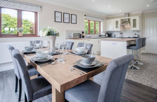 Narberth House | Springfield Lodge - 3 Bedroom Home - Princes Gate