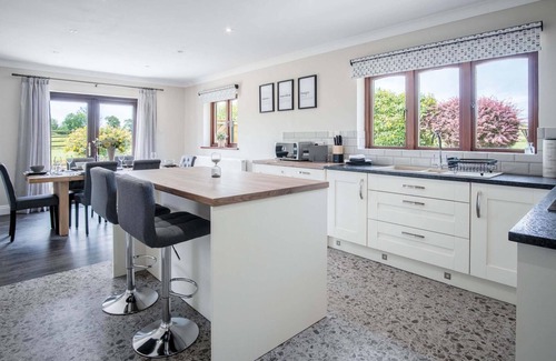 Narberth House | Springfield Lodge - 3 Bedroom Home - Princes Gate