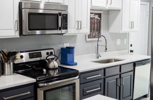 Rustic Hills House | Springs Basecamp Near Airport, Zoo & Iconic Sights