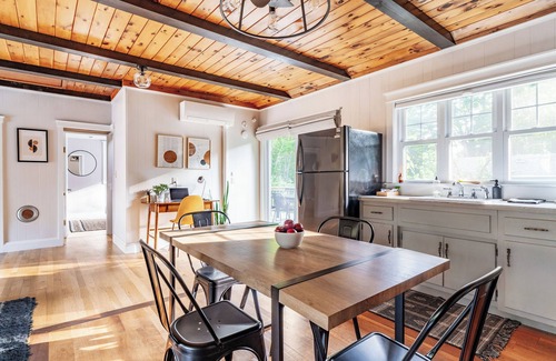 Eliot Cabin | Spruce Cove Cabin: midcentury escape by Portsmouth