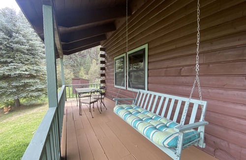 Pagosa Springs Cabin | Spruce Moose Lodge: creek-front rustic cabin in the San Juan National Forest