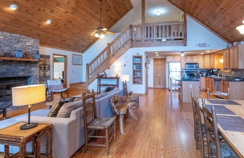 Sylva House | Spruce Patch - Mountain Cabin with Stunning Views and a Hot Tub!