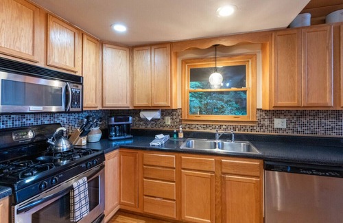 Sylva House | Spruce Patch - Mountain Cabin with Stunning Views and a Hot Tub!