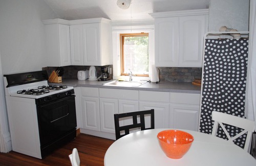 Mapleton Hill Apartment | Spruce Street hideaway