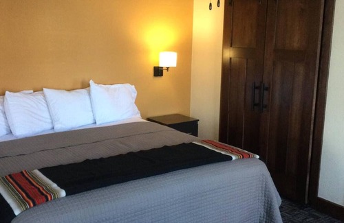 Unionville Apartment | Square View Inn Suite 5