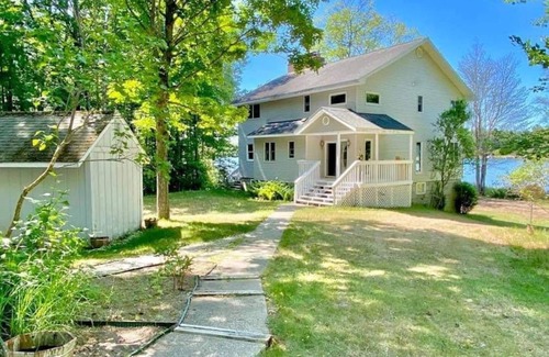 Kalkaska House | SQUAW LAKE northern getaway