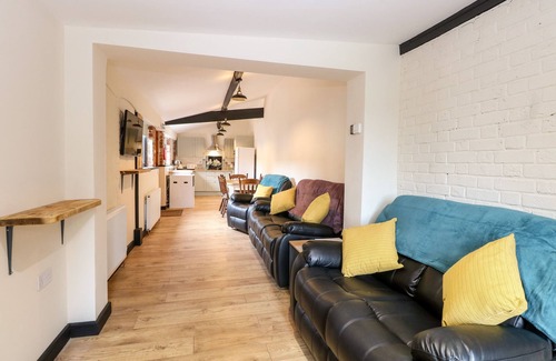 Swafield Cottage | SQUIRREL LODGE, pet friendly, with a garden in North Walsham