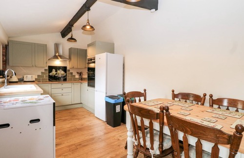 Swafield Cottage | SQUIRREL LODGE, pet friendly, with a garden in North Walsham