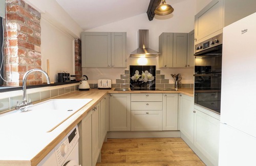 Swafield Cottage | SQUIRREL LODGE, pet friendly, with a garden in North Walsham