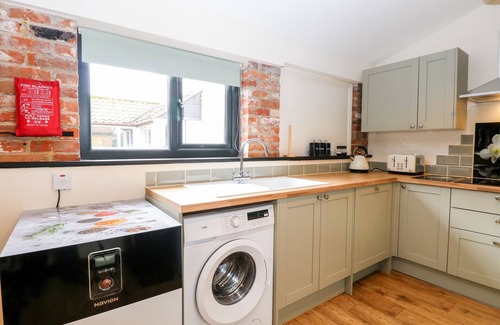 Swafield Cottage | SQUIRREL LODGE, pet friendly, with a garden in North Walsham