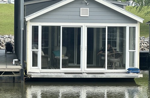 Bainbridge Boat Rental | SS MINNOW n55' Houseboat on the Flint River, a floating oasis!