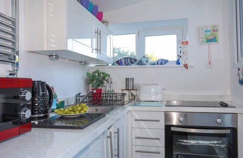 Borth-y-Gest Cottage | ST AGNES, pet friendly, with a garden in Borth-Y-Gest