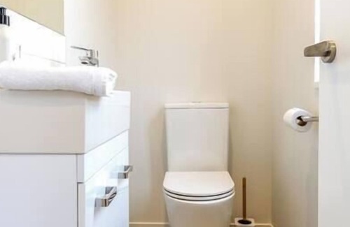 Saint Albans House | St Albans 2 bed 1.5 bath w/ off-street Carpark