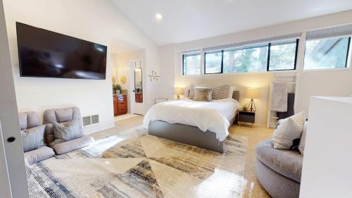 Mammoth Lakes House | St Anton Getaway Shared BBQ Pool & Hot Tub