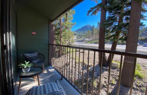Mammoth Lakes House | St Anton Getaway Shared BBQ Pool & Hot Tub