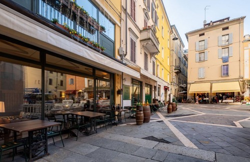 Parma City Centre Apartment | St. Bartholomew Square Bright&Comfy Apt x4