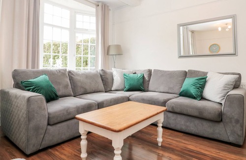 Hornsea House | ST. BOTOLPHS, family friendly, character holiday cottage in Hornsea
