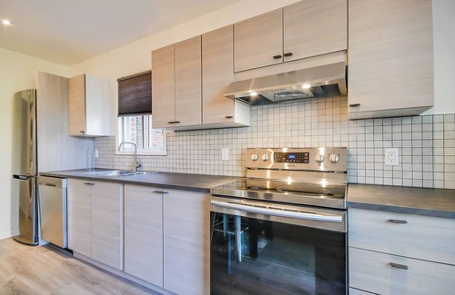 Plateau Mont Royal Apartment | St Denis's Classic - Near Mont Royal Metro Station