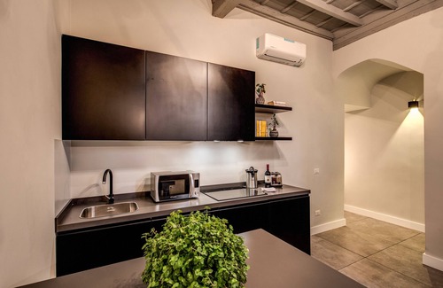 Rione VII Regola Apartment | St. Eligio Suite