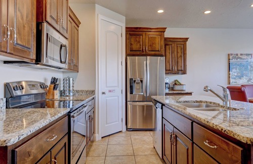 Washington House | St George, near Zion, 2 king bedrooms, 2 pools/hot tubs, playground, pond 4 BD