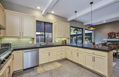 Deer Park House | St Helena 3 plus BDRM w pool, BBQ, near town and Meadowood resort. Serene garden