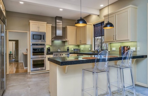 Deer Park House | St Helena 3 plus BDRM w pool, BBQ, near town and Meadowood resort. Serene garden