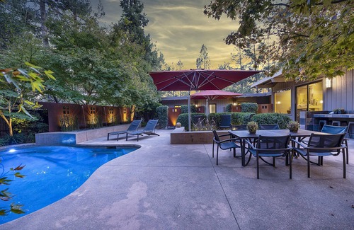 Deer Park House | St Helena 3 plus BDRM w pool, BBQ, near town and Meadowood resort. Serene garden