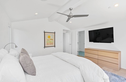 St. Helena House | St. Helena vineyard adjacent three/ three bath compeltely updated with pool.