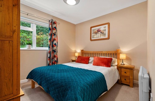 Wiseman's Bridge Apartment | St Helens Apartment 2 - Short Walk to Beach