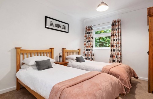 Wiseman's Bridge Apartment | St Helens Apartment 2 - Short Walk to Beach