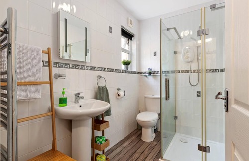 Wiseman's Bridge Apartment | St Helens Apartment 2 - Short Walk to Beach