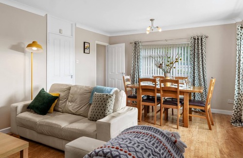 Wiseman's Bridge Apartment | St Helens Apartment 1 - Short Walk to Beach