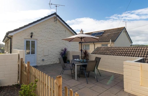 Wiseman's Bridge Apartment | St Helens Apartment 1 - Short Walk to Beach