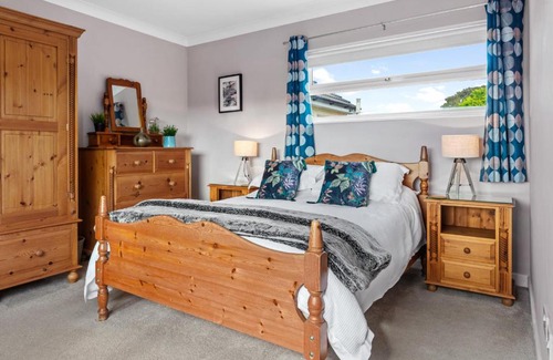 Wiseman's Bridge Apartment | St Helens Apartment 1 - Short Walk to Beach
