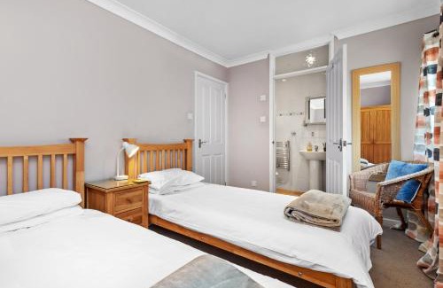 Wiseman's Bridge Apartment | St Helens Apartment 1 - Short Walk to Beach