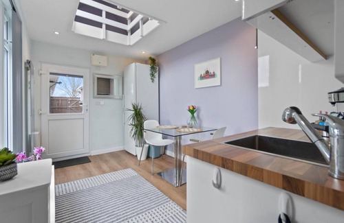 Hove House | St Helens Studio with Free Parking by My Getaways