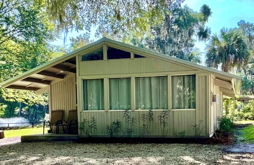 Satsuma Cabin | St. Johns River Cabin (Pet Friendly)