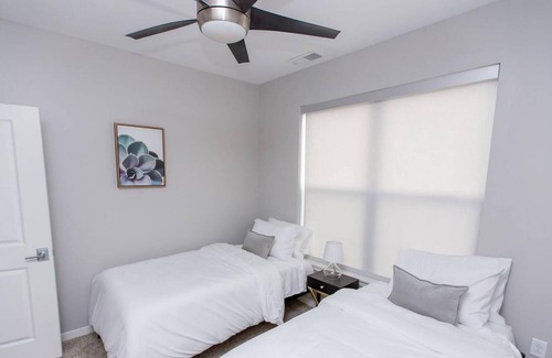 DeBaliviere Place Apartment | St. Louis | Sleek 2BD/2BA Forest Park Apartment