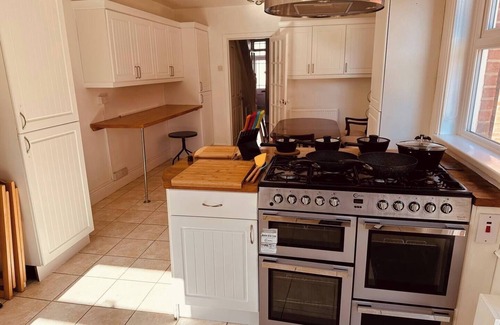 Boscombe House | St Marys-sleeps 8-12 people, 58”TV, Netflix/Prime