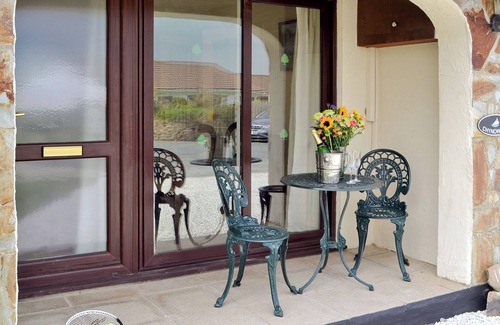 Padstow Cottage | St Merryn Park has its own bar and restaurant, and tennis courts.