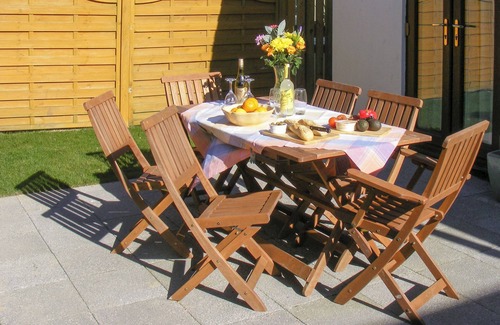 Padstow Cottage | St Merryn Park has its own bar and restaurant, and tennis courts.