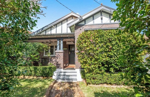 Randwick House | St Moritz Timeless Federation Retreat near Coogee