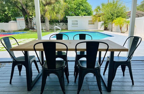 Pinellas Park House | St. Pete Backyard Haven: Pickleball/Pool/Bar/Golf