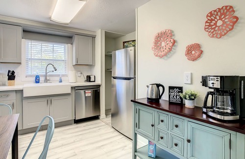 Historic Uptown Apartment | St Pete Charm! 2bd/1ba walk downtown Sunny 2nd Flr
