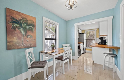 Crescent Lake House | St Pete Dtwn+15 min to beach+ Large beautiful rental w/2 bikes to tour st pete!