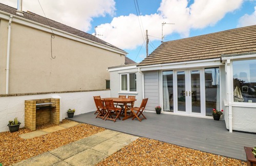 Rhosneigr Cottage | ST WINIFREDS, pet friendly, with a garden in Rhosneigr
