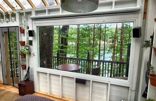 Brantingham Apartment | Stabbin Cabin 2 on Grant Island-hottub Boat Pets